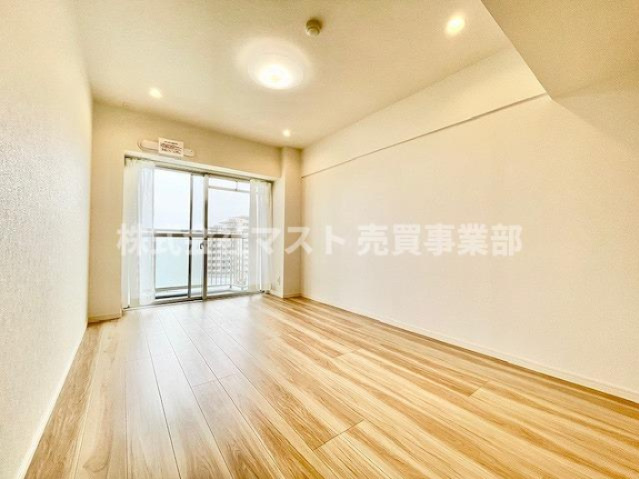 ローレルハイツ北天満1号棟の洋室|◆洋室約7.2帖です。窓もございますので採光・通風良好！
