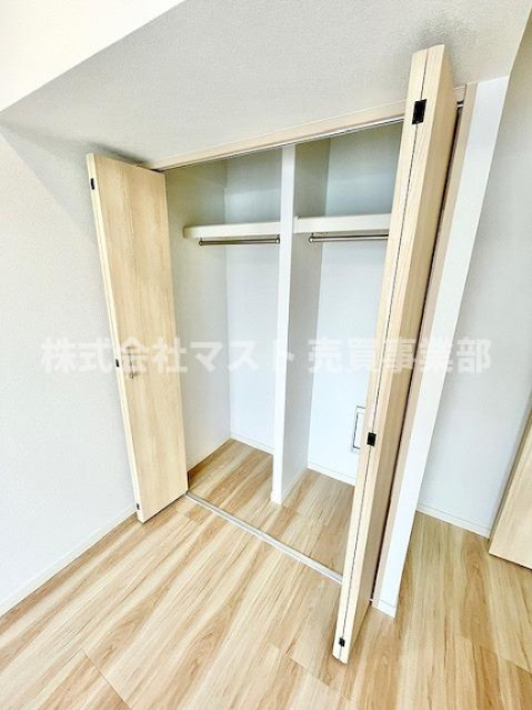 ローレルハイツ北天満1号棟の収納|◆クローゼットは棚やハンガーパイプが付いており、スーツや上着などが収納可能です♪

