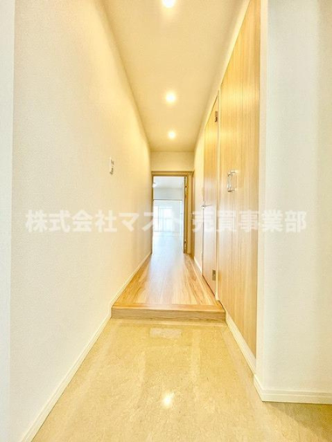 ローレルハイツ北天満1号棟の玄関|◆いってきます♪ただいま♪明るい声が聞こえてきそうな玄関。ナチュラルなカラーがとても清潔感のある造りです♪
