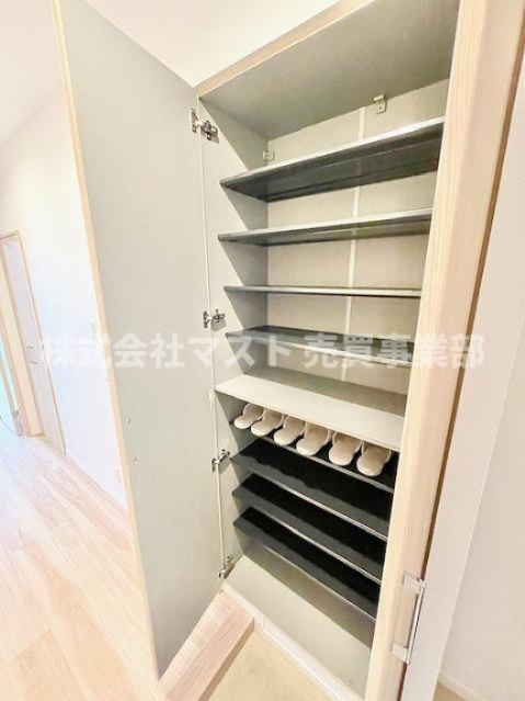 ローレルハイツ北天満1号棟の収納|◆背の高い大型のシューズボックスには靴やブーツなどがたくさん収納可能です♪
