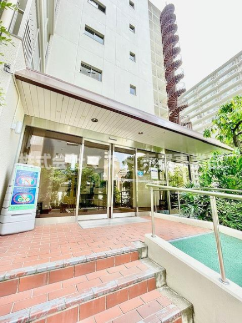 ローレルハイツ北天満1号棟のエントランス|◆お住まいの方、訪れる方の毎日を見守り続けるエントランスはマンションの顔です♪
