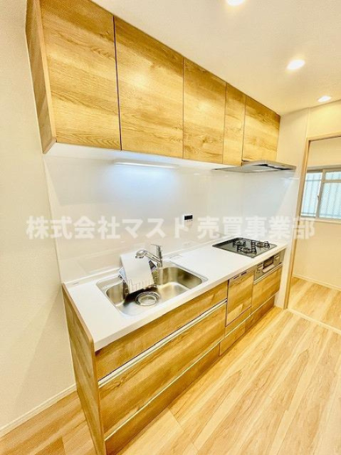 ローレルハイツ北天満1号棟のキッチン|◆収納力、想像以上！自然素材に包まれるキッチン空間です♪