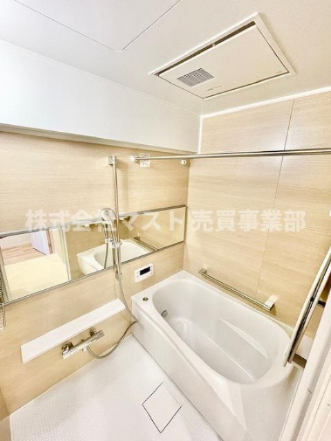 ローレルハイツ北天満1号棟の浴室|◆ワイドミラー＆収納棚付きで使いやすさ◎大きな鏡と整理しやすい収納棚で、バスタイムをより快適にサポートします♪
