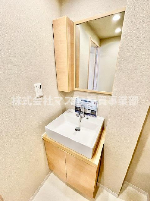 ローレルハイツ北天満1号棟の独立洗面台|◆広めの洗面スペースで朝の身支度もスムーズに♪収納も充実しており、いつでも清潔感をキープできます♪
