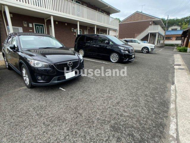 グリーン クレスト A棟の駐車場