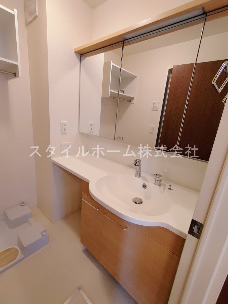 ランド花の洗面所|別部屋写真です。