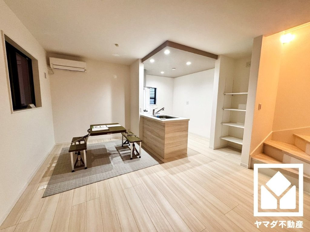 伏見区深草大亀谷西寺町　B号地の居間・リビング