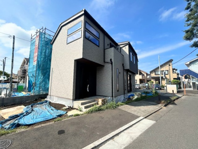 【前面道路含む現地写真】 | 町田市森野新築住宅3号棟 | ◆堂々たる趣ながら、主張し過ぎずどこか余裕を感じさせるシャープなフォルムで佇む邸宅は、晴天の空と照らし合わせる事で、本来あるべき完成形の姿を見せてくれます。
