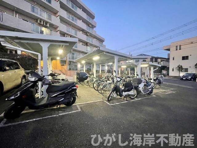 コスモ茅ヶ崎サザンヒルの駐車場|敷地内バイク置場