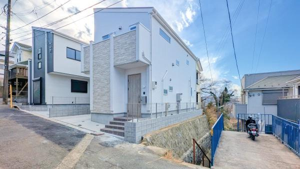 横浜市保土ケ谷区狩場町の新築一戸建の外観|堂々と完成しました！いつでもご案内可能です！
お車でご自宅まで送迎承ります。