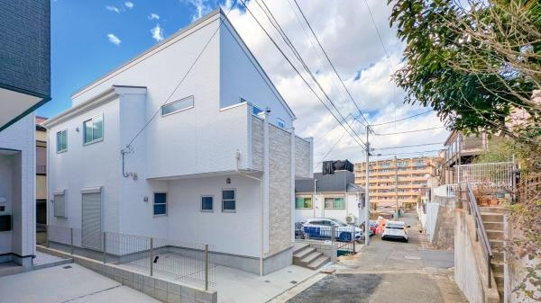 横浜市保土ケ谷区狩場町の新築一戸建の前面道路含む現地写真|周辺環境も合わせてご案内させて頂きます！
お気軽にお問い合わせ下さい！