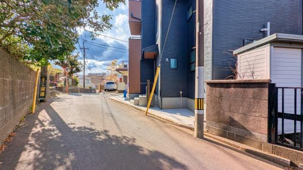 横浜市西区北軽井沢の新築一戸建の前面道路含む現地写真|陽当りの良さ、住環境を現地にてご確認下さい！
周辺環境も合わせてご案内させて頂きます！