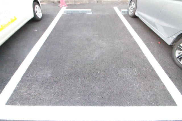 ホワイトハウス荏子田の駐車場