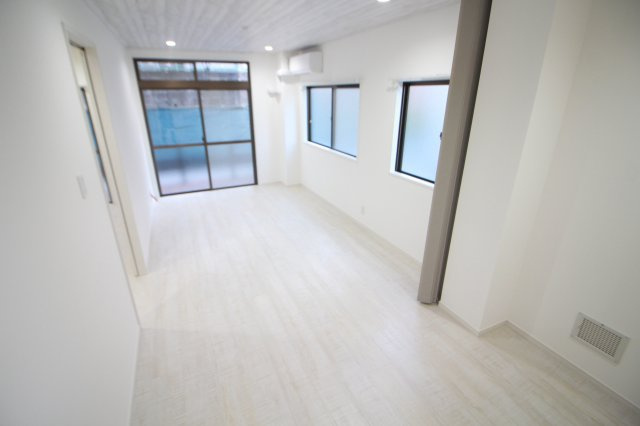 ホワイトハウス荏子田の居間・リビング|105号室のお部屋の写真となります。
※リノベーション後は同じような作りになりますが、一部異なる可能性もございます。