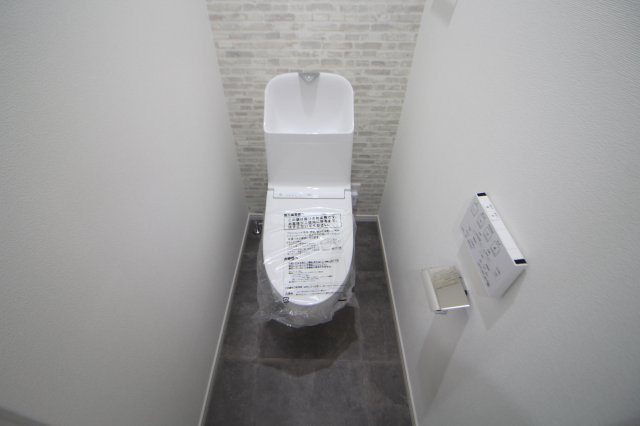 ホワイトハウス荏子田のトイレ|105号室のお部屋の写真となります。
※リノベーション後は同じような作りになりますが、一部異なる可能性もございます。