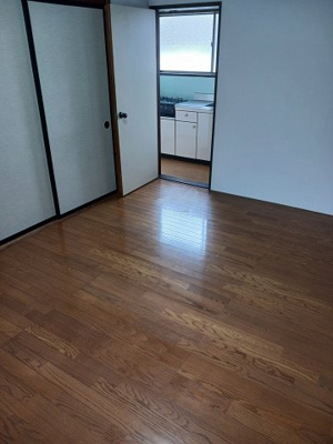 【居間・リビング】 | オレンジコート | こちらのリビングで趣味の時間をお楽しみください
