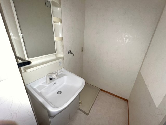 メルベーユ・ドミールD棟の洗面所|明るい雰囲気の洗面所です