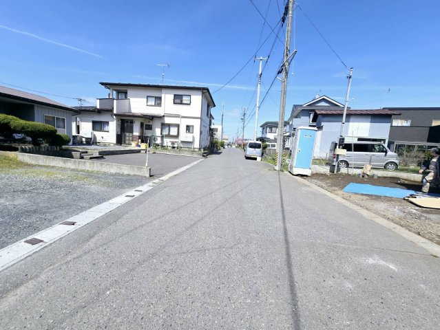 八戸市湊高台6丁目　新築建売　B棟の前面道路含む現地写真