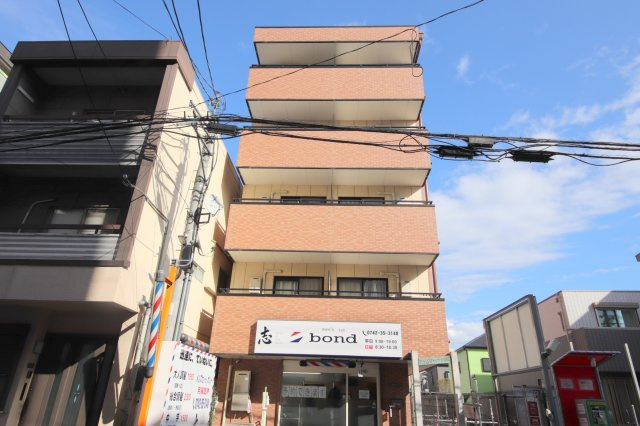 アイリスハイツ5号館のエントランス