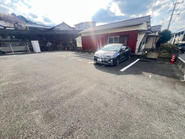 クレール山口の駐車場