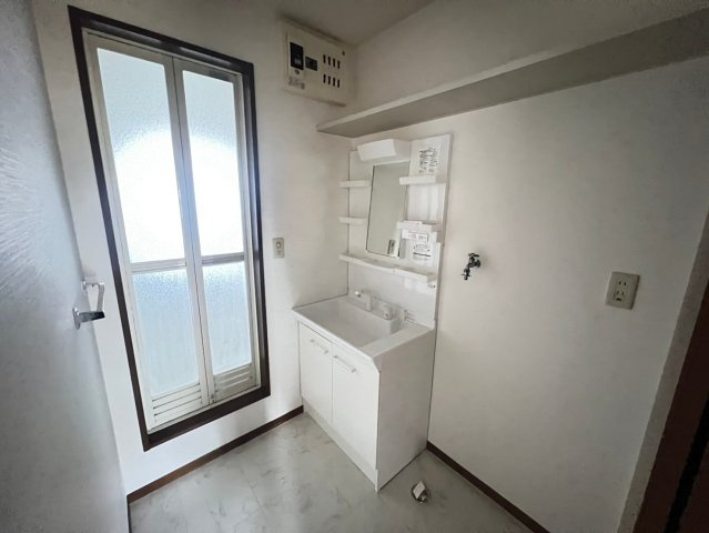 クレール山口の洗面所|広い洗面所です