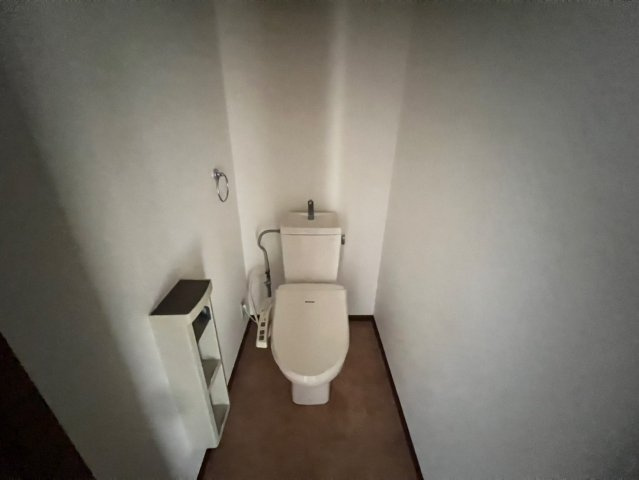 クレール山口の内装|棚がついているトイレです