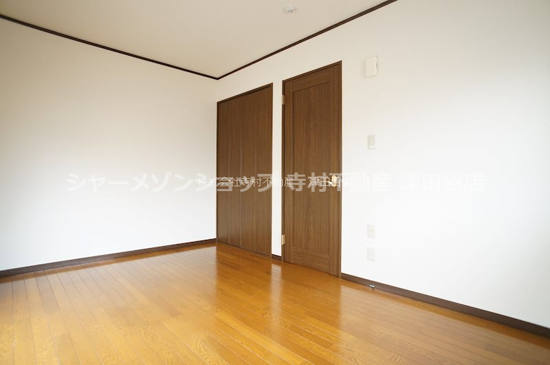 ファーストKの寝室|収納付き6.7帖の洋室です♪