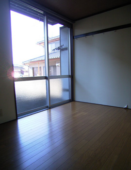 コーポみずくぼＢ棟の居間・リビング|こちらの居間で趣味の時間をお楽しみください