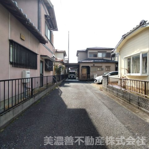 ６１０５４　揖斐郡大野町大字大野中古戸建ての前面道路含む現地写真