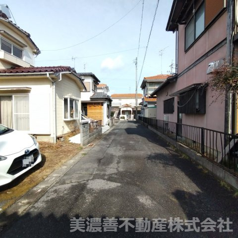 ６１０５４　揖斐郡大野町大字大野中古戸建ての前面道路含む現地写真