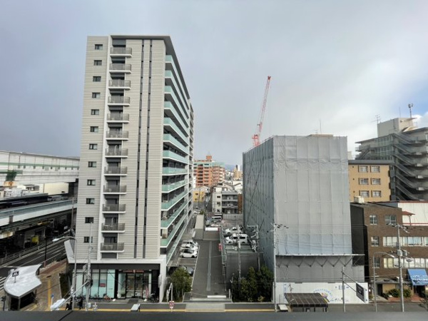 【展望】 | 【物件からの展望】今里筋に面し、隣の建物による圧迫感などもありません！ご自宅から駅出口が見えます！