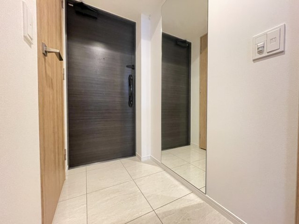【玄関】 | 【玄関】嬉しいシューズインクローク付き！お出かけ前に役立つ大きな姿見もございます！
