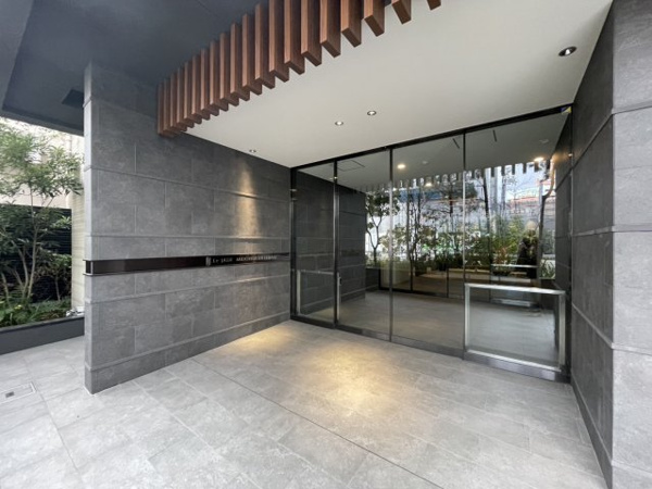  | 【エントランス出入口】シティホテルのようなおしゃれで落ち着いた外観です！