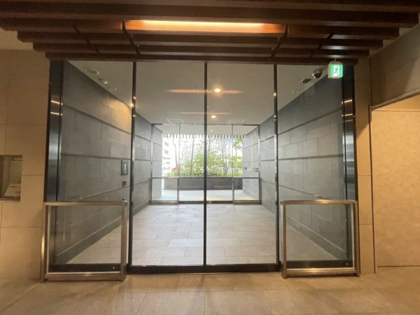 【エントランス】 | 【エントランス】都会らしい洗練された雰囲気の風除室です。開放感あるガラス張り！セキュリティも強固！