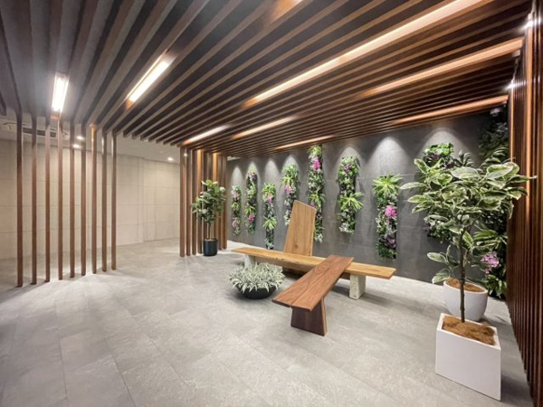 【エントランス】 | 【エントランス】木の温もりを感じるエントランス！おしゃれなグリーンが飾られています！