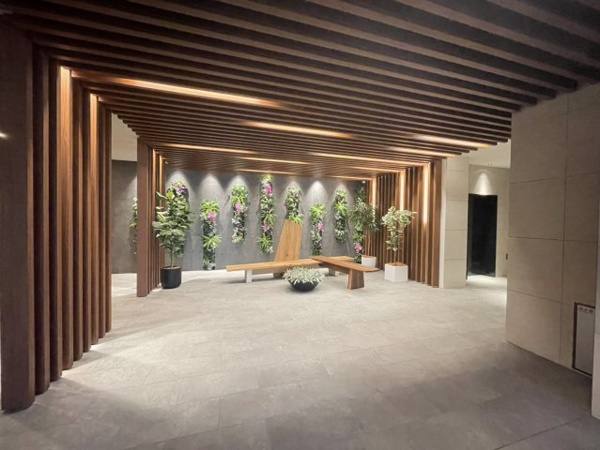 【エントランス】 | 【エントランス】まるでホテルのような、アーティスティックかつ自然を感じられる空間デザインです。