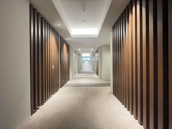 【その他共用部分】 | 【共用廊下】外部からの視線が届かない内廊下設計！ラグジュアリーなカーペット敷き！