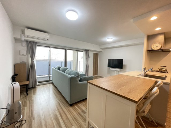 【居間・リビング】 | 【リビングダイニング】約17.2帖の広いLDK！床暖房完備で冬でも足元あたたか！