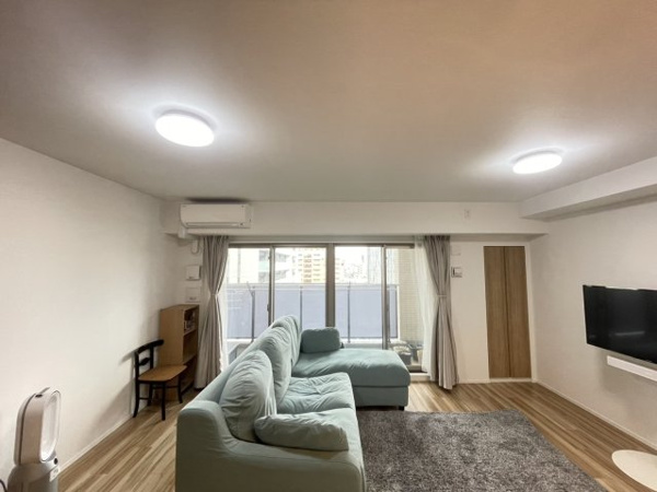 【居間・リビング】 | 【リビングダイニング】東向きバルコニーに面したワイドサッシから、自然光がたっぷり差し込みます！