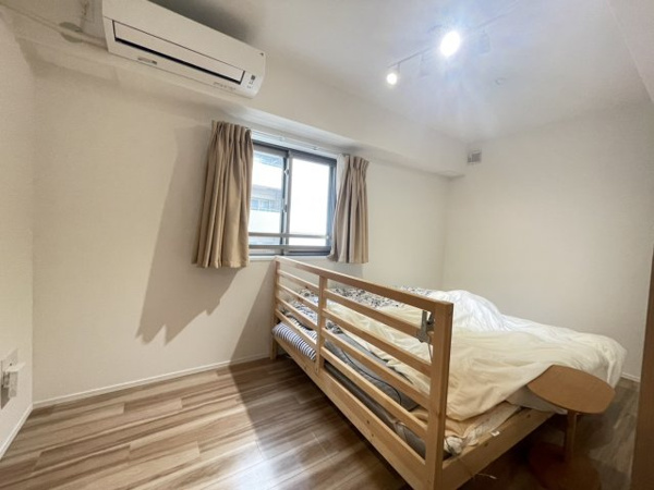 【洋室】 | 【洋室（約6.0帖）】ウォークインクローゼット付きでお部屋をより広く使えます！大きなベッドも余裕！