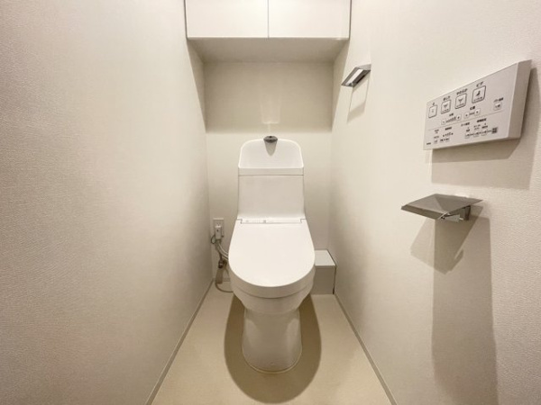 【トイレ】 | 【トイレ】白でまとめられたクリーンな雰囲気の内装！もちろん温水洗浄便座で365日快適です！