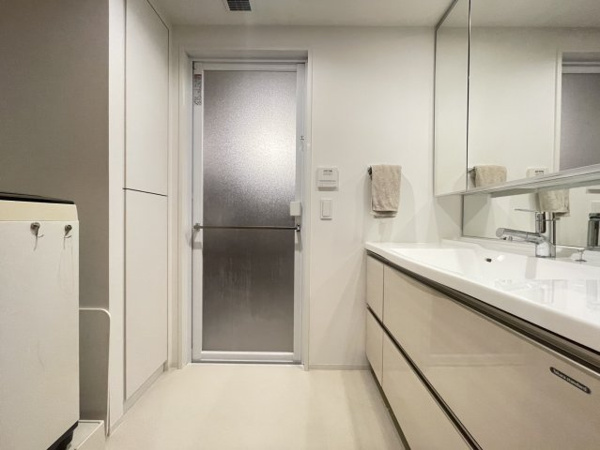 【独立洗面台】 | 【独立洗面台】カウンター一体型洗面ボウルでお掃除簡単！三面鏡裏・カウンター下・リネン庫など収納豊富！