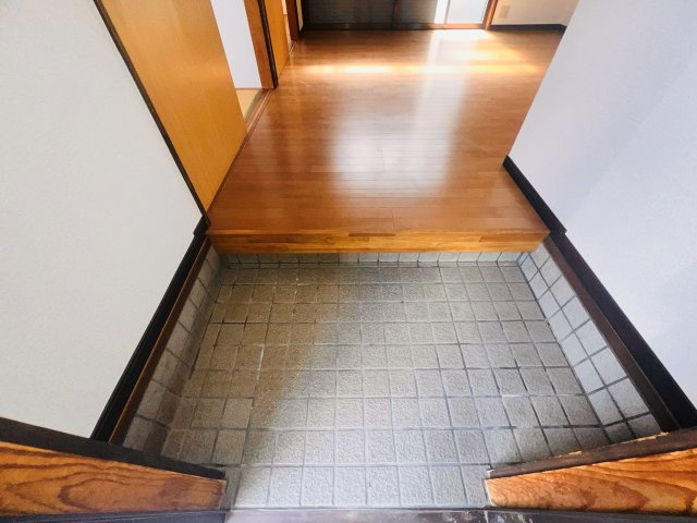 中島ハイツの玄関