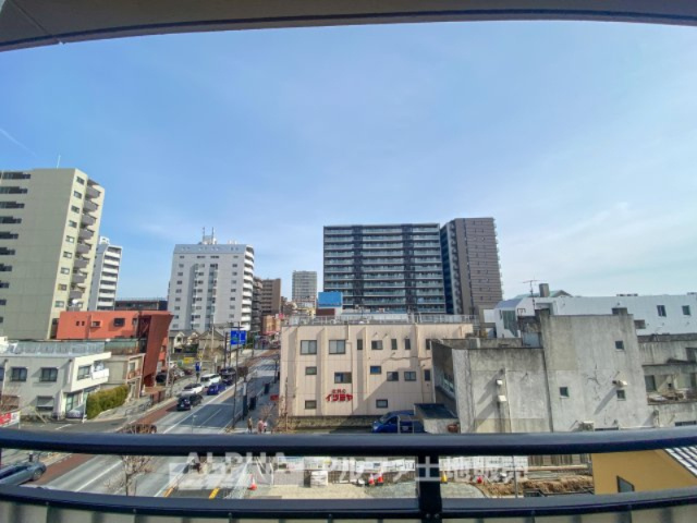 ルネ八王子の展望|【Blue sky】
◆青空に包まれて◆ベランダから望む紺碧の空。外を眺め時を忘れるなんて、ひさしかたぶりだろうか。こんなにも広く美しい情景が我が家にも広がっているなんて。こんな時間を大切にしたい。