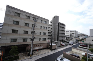 【展望】 | 【四季を感じる】
四季の移ろい・爽やかな青空や風を感じられ
自然を愉しめるパノラマビュー。
毎日の暮らしに余裕を感じさせてくれる、
遮る物の無い開放的な眺望を是非、ご堪能ください。
