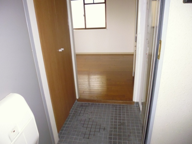 YKハイツ西明石の玄関