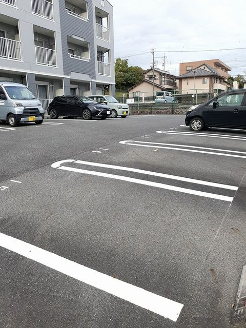 メゾン　ド　アウローラの駐車場
