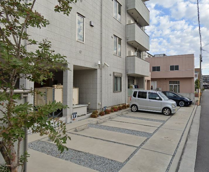ロングウッド綾園の駐車場|車をお持ちの方に嬉しい駐車場付きの物件です