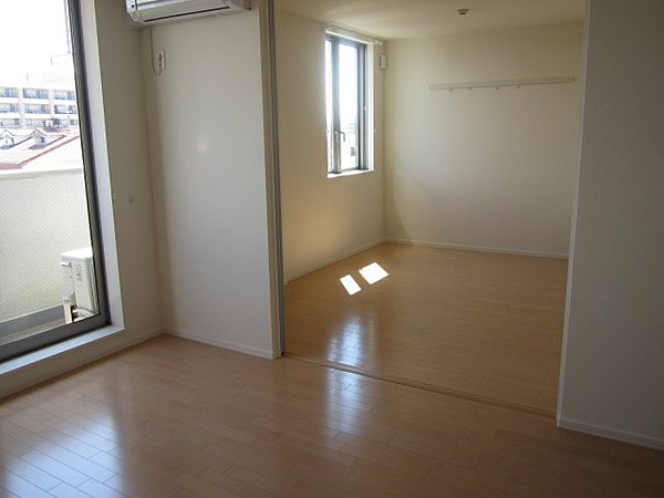 ロングウッド綾園の洋室|個人の部屋や寝室として使える洋室です