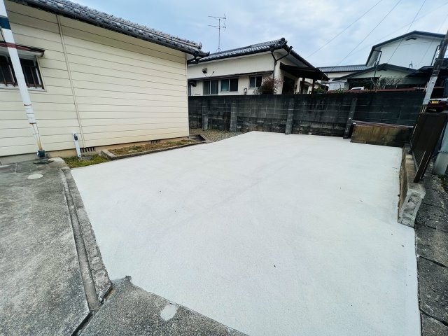 一條借家の駐車場|広めなので工夫次第で数台駐車可能です。